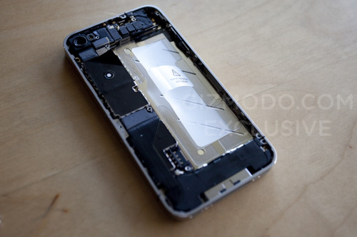 还是不能换电池 四代iPhone粉碎性拆解 