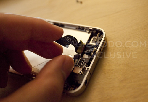 还是不能换电池 四代iPhone粉碎性拆解 