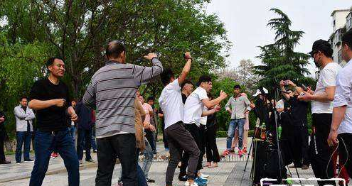 人民公园尬舞爆红 郑州人民公园尬舞视频完整版 