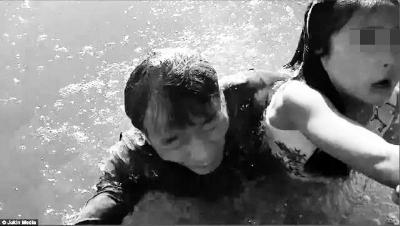 加拿大小女孩逗海狮玩被拖入水 10秒营救免遭意外悲剧