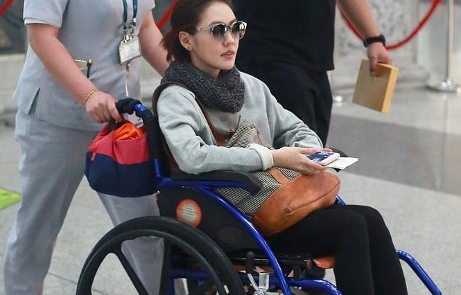 小S机场坐轮椅被人护送