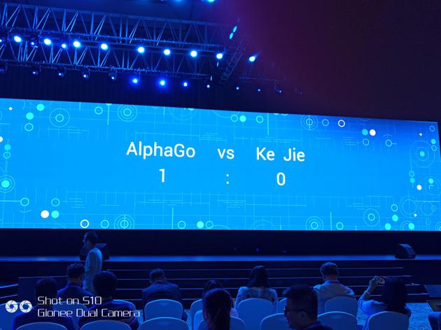 人机大战第一局战罢 AlphaGo战胜柯洁 