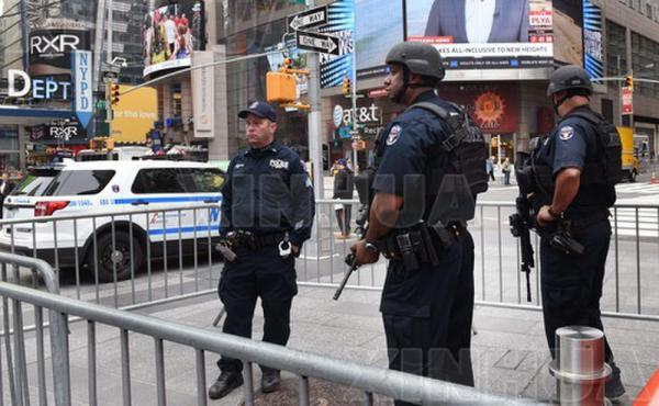  5月23日，警察在美国纽约时报广场巡逻。（新华社/法新）