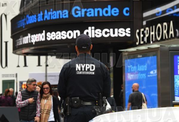 5月23日，一名警察在美国纽约时报广场巡逻。（新华社/法新）
