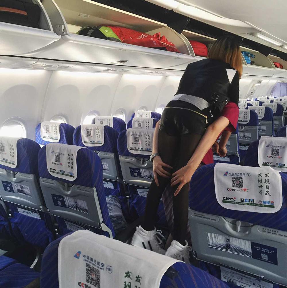 郑州机场空姐背女乘客下飞机