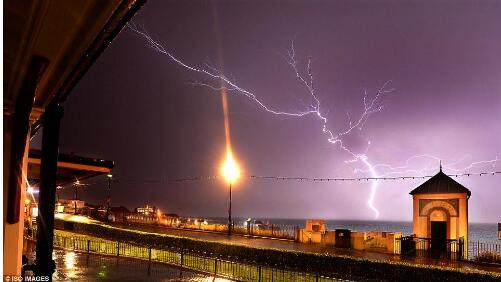 英国小镇一夜发生6万次闪电袭击 超级风暴吓醒居民