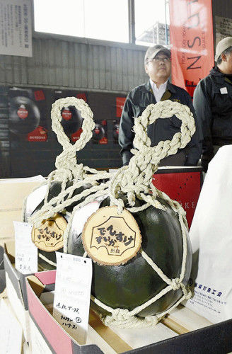 日本天价西瓜年度首次拍卖 一只西瓜成交价3.1万元