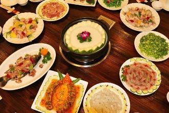 中国餐饮走出国门 在国外很多美食已令老外吃的停不下嘴太美味