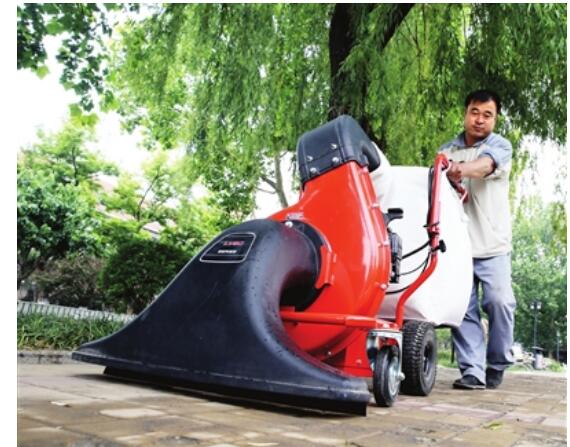 天津公园扫地用吸尘器 终于不用呼吸灰尘土了
