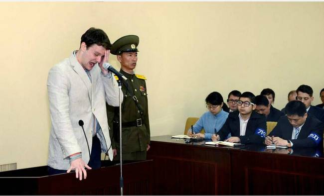 图为瓦姆比尔去年3月在朝鲜出庭受审时的画面。