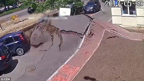 乌克兰首都街头爆水管 地面被瞬间掀起吓蒙路人