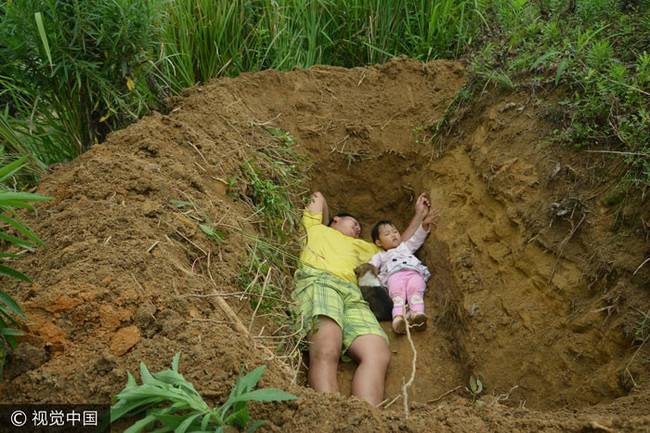 父亲给2岁重病女儿挖坟等死 提前适应死亡环境