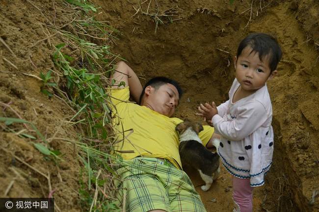 父亲给2岁重病女儿挖坟 在坟中玩耍称提前适应