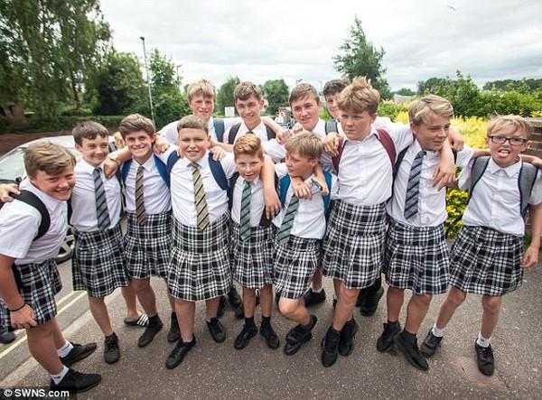 英国50名男生穿裙子上学 抗议学校不准穿短裤规定