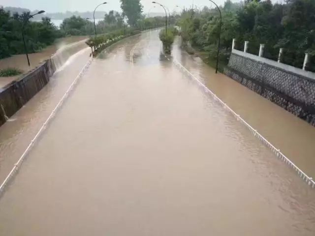 钱塘江流域暴发建国后第二大洪水 百年古桥被冲毁