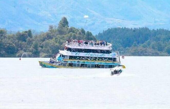 哥伦比亚游轮沉没 搭载150名乘客的游船行驶中下沉30人失踪