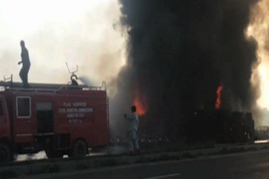 巴基斯坦油罐车侧翻引发大火 已造成123人遇难
