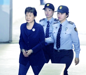 朴槿惠再度出庭精神状态极差白发引关注 或面临十年有期徒刑