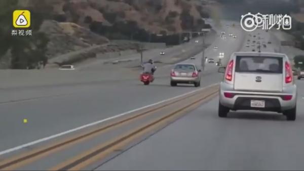 路怒摩托司机和轿车高速上斗气 一脚"踹"翻汽车