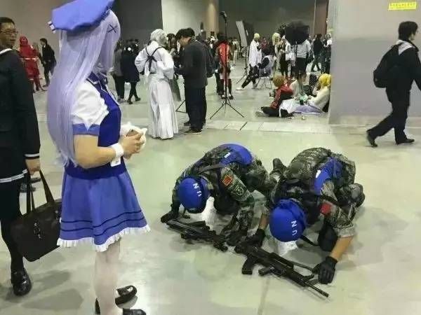漫展COSER穿维和军装向日式少女下跪 丢人现眼已触犯法律