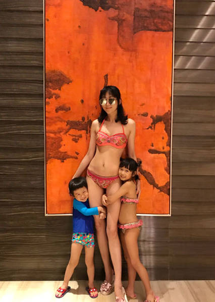陈浩民娇妻穿比基尼秀身材 连续4年剖腹产身材仍性感