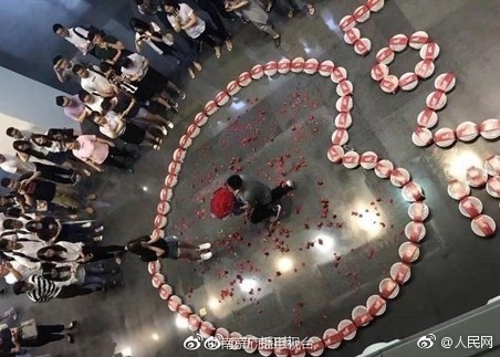 南京男子用99份小龙虾向女友求婚 俘获吃货的心