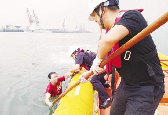 海事人员救起轻生男子。
