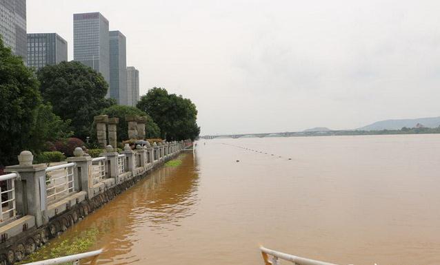 湖南浏阳河部分堤段发生溃口 近千人已经疏散
