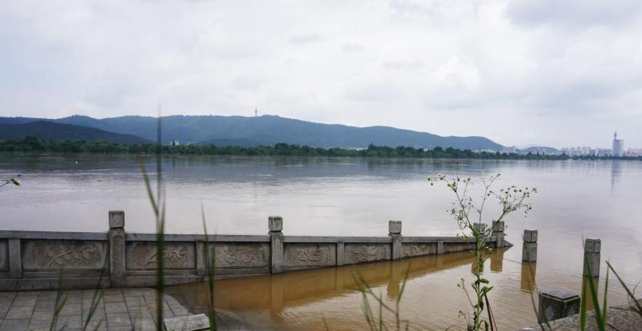 浏阳河堤段溃口 淹没良田1000亩1000人需疏散