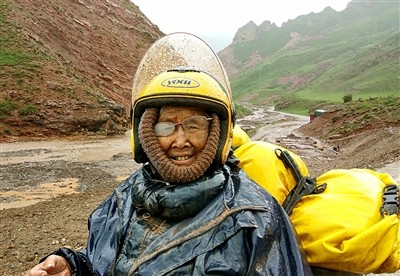 儿子带84岁母亲骑车游西藏 一片孝心却被质疑