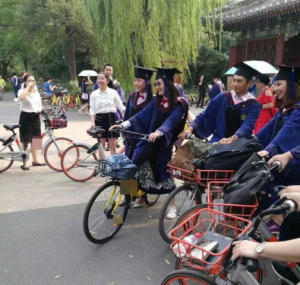 吴奇隆北大硕士毕业 获EMBA硕士与同学骑共享单车