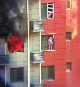 9岁男孩独自在家遭遇火灾 站19楼窗台招手求救