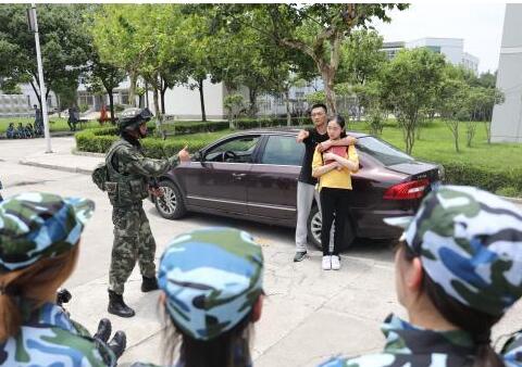 上海高校军训增加反劫持演练 提高学生的防身防护技能