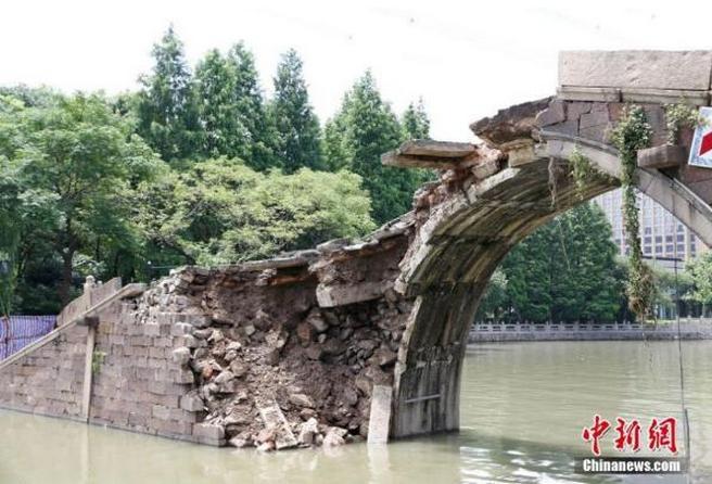 杭州百年老桥断裂