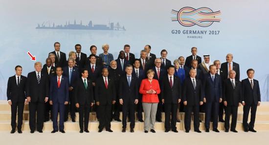G20峰会大合照特朗普站边缘 马克龙化解尴尬站旁边