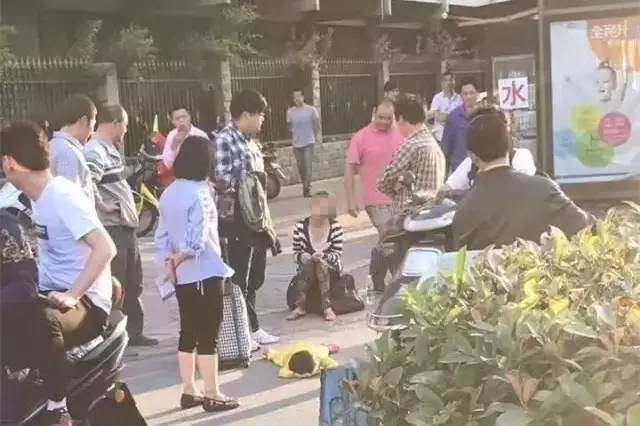杭州街头母亲脚踩女儿原因 背后的真相让人悲哀