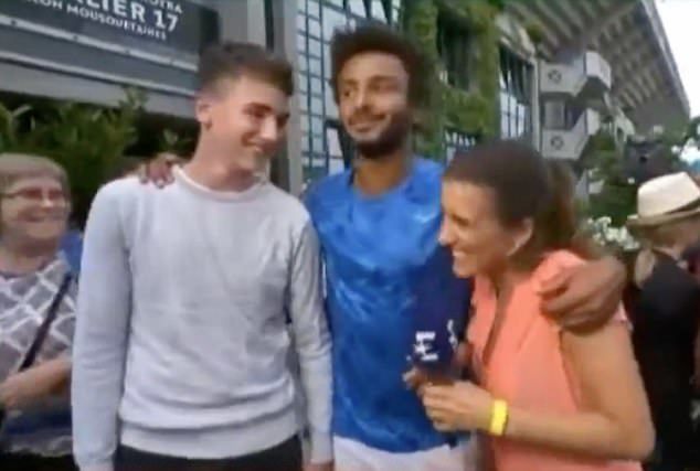 法国网球选手直播采访中强吻女记者 已将其除名