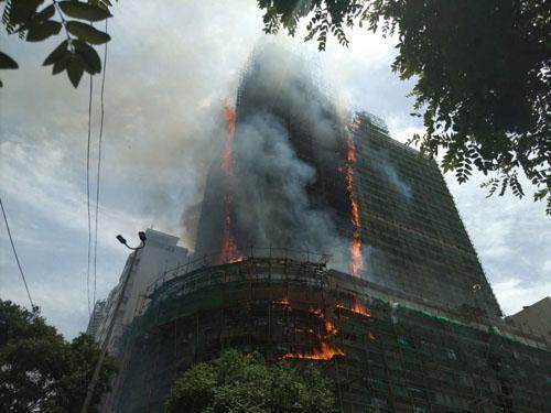 甘肃兰州大厦突发大火 外墙装修从楼底烧到楼顶