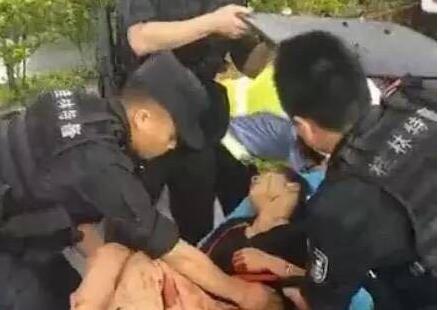 桂林发生一起血案 2名女子当街被捅嫌疑人行凶后跳河