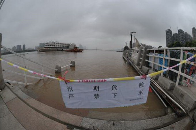 长沙湘江突破36米警戒水位 橘子洲变成了巨型航母