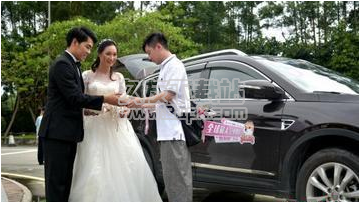 广州新婚夫妇当街派狗粮 市民争相领取沾沾喜气